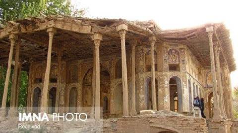 بخشی از سازه های چوبی کاخ سرهنگ‌آباد در آتش سوخت