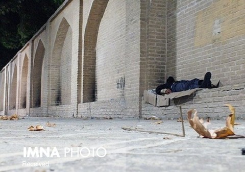 ساز کارتن خوابی در سوز خیابان‌های شهر