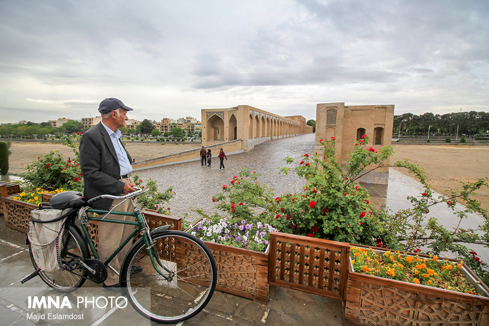 Spring rain enlivened Isfahan