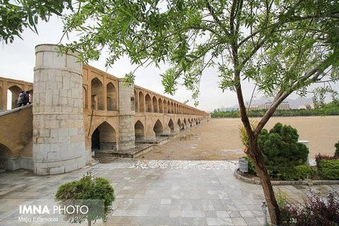 وزش باد و بارش پراکنده در اصفهان