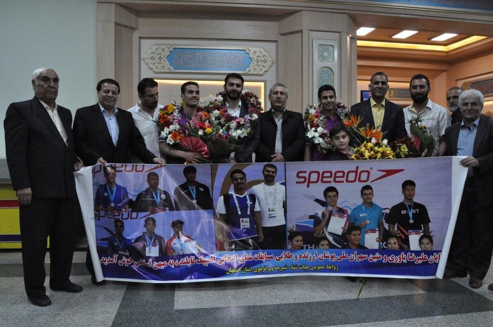 شناگران جوان با مدال های رنگارنگ به اصفهان بازگشتند+عکس