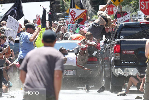 بخش اخبار لحظه‌ای(تک عکس)
جایزه دوم: "رایان کلی" از آمریکا  با تک عکس «حمله خودرو به معترضان در شارلوتزویل»
