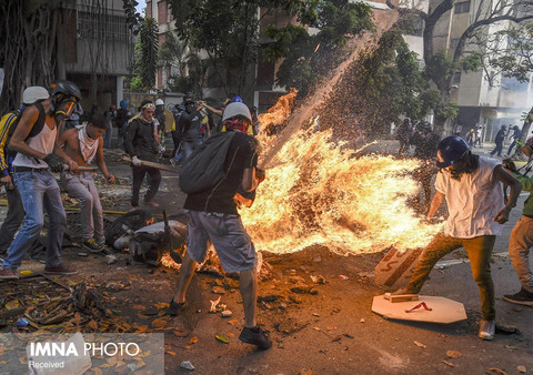 بخش اخبار لحظه‌ای(مجموعه عکس)
سوم : :خوان برتو: از ونزوئلا با مجموعه «معترضان کاراکاس»