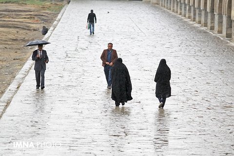 بارش‌های رگباری، تگرگ و باد شدید در اصفهان ادامه دارد