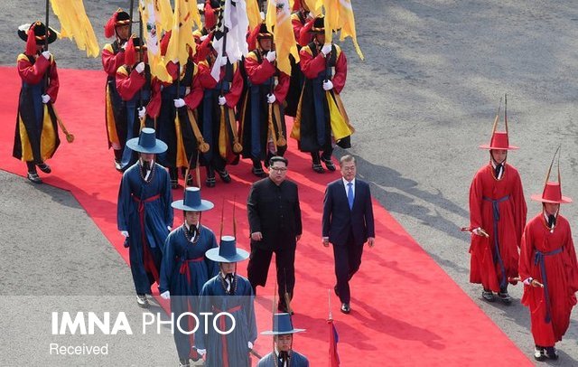 دیدار تاریخی رهبران دو کره در منطقه غیرنظامی+ عکس