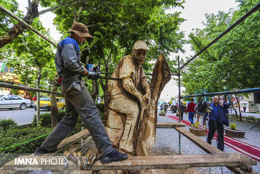 مجسمه های چوبی، زینت‌بخش خیابان چهارباغ