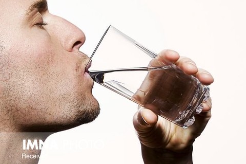 نوشیدن آب به سلامت پوست کمک می کند