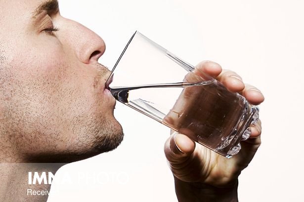 آیا نوشیدن آب با غذا خطرناک است/خوردن بادام زمینی برای کاهش وزن