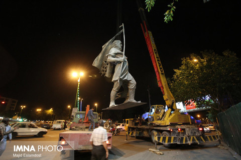 نصب دوباره تندیس "کاوه آهنگر" در میدان آزادی 