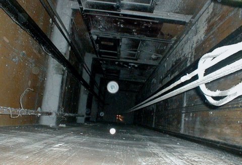 سقوط جوان ۲۵ ساله در چاهک آسانسور