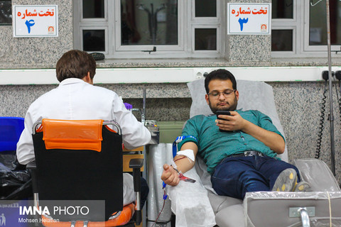اهدای خون در اولین شب از شب های قدر