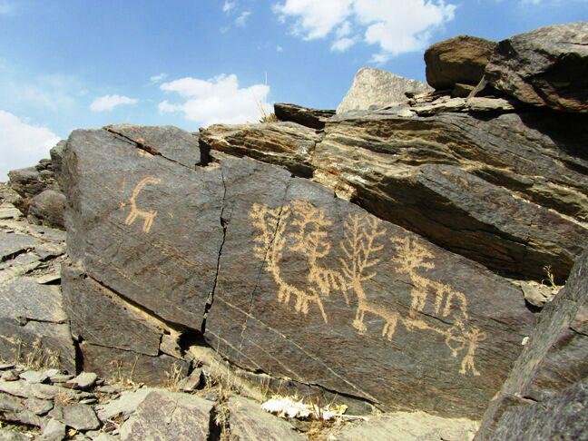 Petroglyphs in Gharghab in favor of people in Khomeyn!