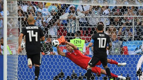 توقف آرژانتین مقابل ایسلند با پنالتی از دست رفته مسی