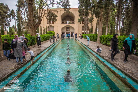 دو حمام مهم و تاریخی ایران، در شهر کاشان و در بخش جنوبی باغ فین قرار دارد که به نام‌های حمام بزرگ (حمام سلطنتی، به دستور فتحعلی شاه قاجار ساخته شد) و حمام کوچک (حمام خدمتکاران)، شناخته می‌شود.
در بخش خزینه‌ی حمام کوچک، ۷ کاشی به قدمت ۵۰۰ سال وجود دارد