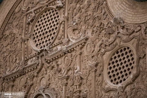 خانه‌ی بروجردی‌ها از جمله این بناهای ارزشمند تاریخی است که در زمان حکومت قاجار ساخته شده است. از ویژگی‌های این خانه‌ی کهن، بادگیرهای هلالی شکل و قرینه‌ی آن است که بام تالار و کلاه‌فرنگی قرار گرفته است.
