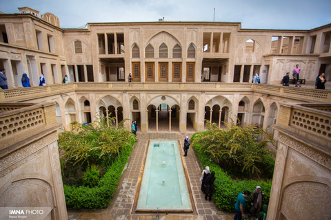 خانه تاریخی عباسیان یکی از شاهکارهای معماری ایران است که به عنوان نامزد دريافت جايزه زيباترين بنای مسكونی ايرانی – اسلامی در نظر گرفته شده است.