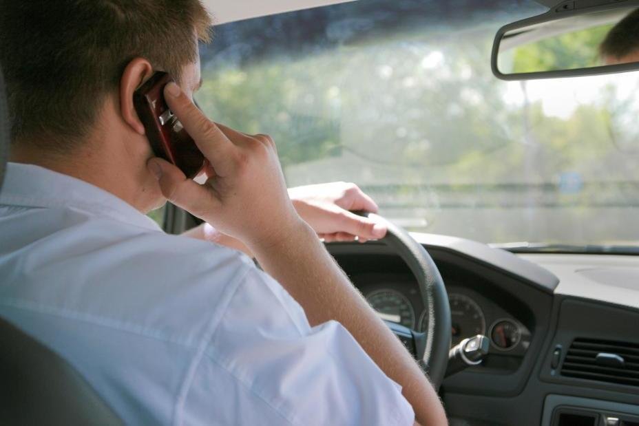 خطر صحبت با تلفن همراه در هنگام رانندگی