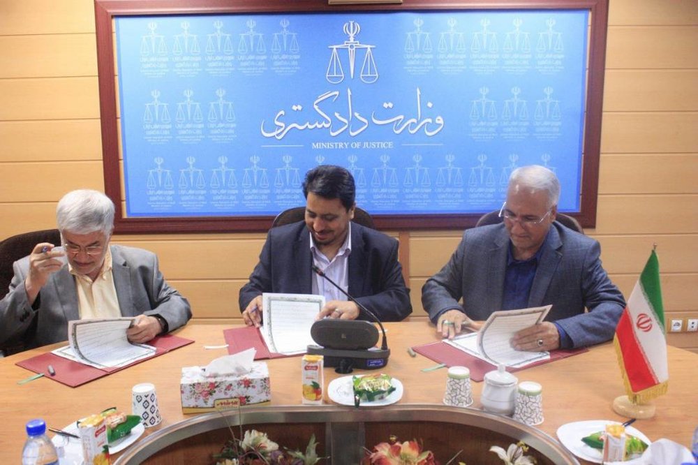 تفاهم نامه‌ای برای ایجاد خانه‌ها و کلینیک‌های حقوق شهروندی در اصفهان