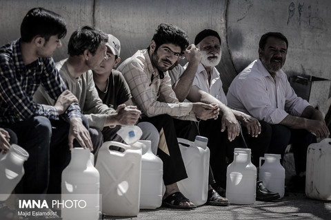 جوانان روستا در صف توزیع آب شرب