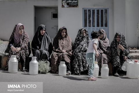 زنان روستا که با وجود گرمای هوا باز در صف طولانی توزیع شرب آب می مانند