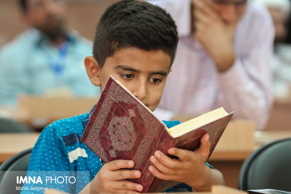 معلمان دانش‌آموزان را به یادگیری قرآن تشویق کنند