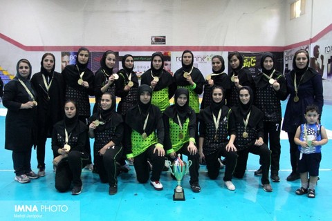 مدال طلا بر گردن دختران هندبال اصفهان