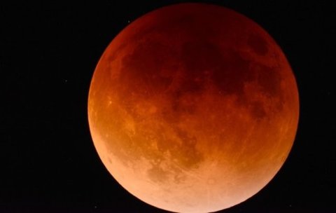 طولانی ترین ماه گرفتگی قرن را از نقش جهان ببینید