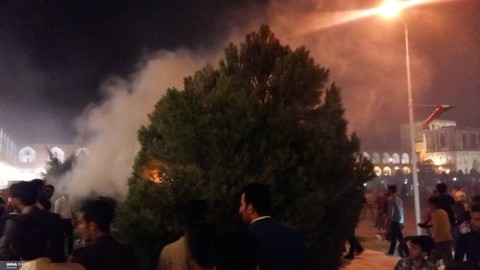آتش‌سوزی یک اصله درخت در میدان نقش‌جهان