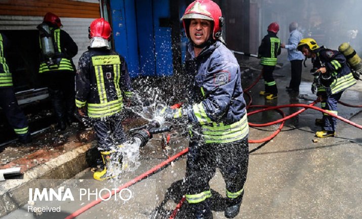 مصدومیت ۳ نفر در آتش‌سوزی کارگاه طلاسازی در رشت+ عکس