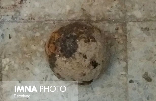 کشف گلوله توپ جنگی در باغ مجموعه جهانی چهل‌ستون