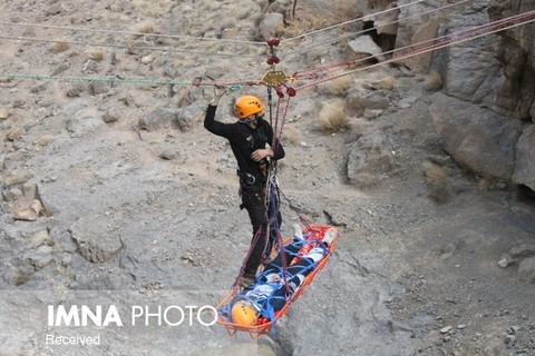 نجات گردشگران گرفتار در ارتفاعات چشمه ناز ونک سمیرم 