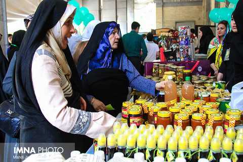 برگزاری بازارچه نقش‌جهان در مسجد قبای اصفهان