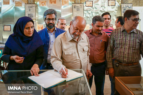 نمایشگاه مطبوعات بدر منیر‎