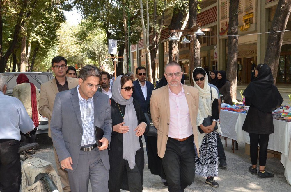 اولویت حضور انسان بر خودرو در فضای شهری اصفهان