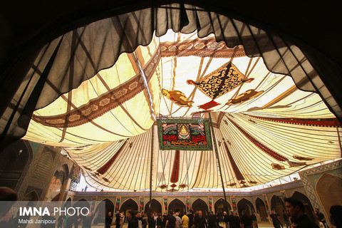 آیین سنتی برافراشتن خیمه حسینیه امامزاده هارونیه