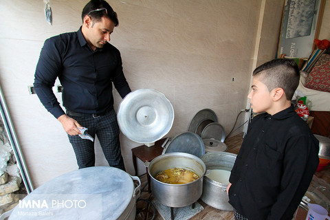 آیین سنتی توزیع نذری در روستای اراضی