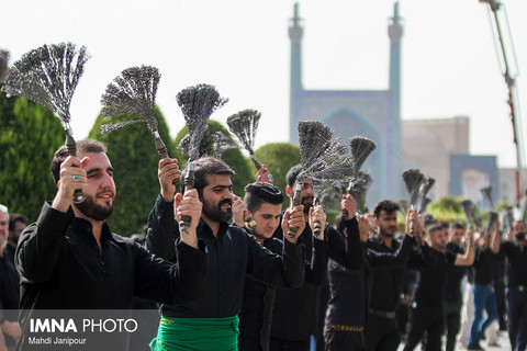 مراسم عزاداران حسینی روز عاشورا در میدان امام(ره)