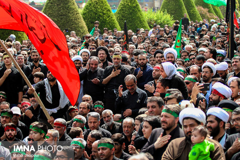 مراسم عزاداران حسینی روز عاشورا در میدان امام(ره)