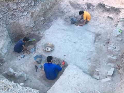 سکونت چند بی خانمان در ترانشه های باستانی تپه اشرف اصفهان