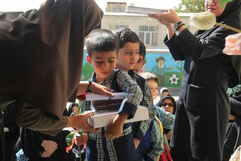 بیش از ۲۰ هزار دانش‌آموز کلاس اولی به مدرسه رفتند