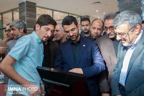 بازدید وزیر ارتباطات و فناوری از شهرک علمی تحقیقاتی اصفهان