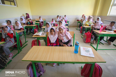 دانش‌آموزان ایرانی ۴۰۰۰ ساعت اضافه درس می‌خوانند