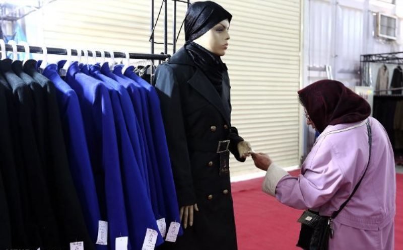 مشتریان پوشاک در بازار پرسه می زنند