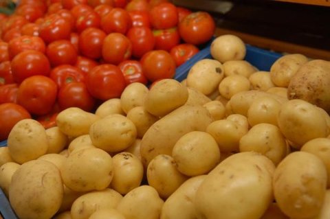 روند کاهشی نرخ گوجه‌فرنگی و سیب‌زمینی در بازار