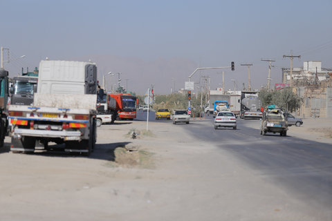 کاهش دید رانندگان به دلیل وزش باد شدید در جاده‌های اصفهان