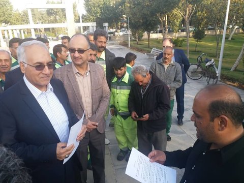 قدردانی کارگران خدمات شهری منطقه ۱۰ از شهردار اصفهان