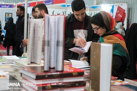 توزیع ۷۵۰۰ جلد کتاب میان شهروندان شیرازی