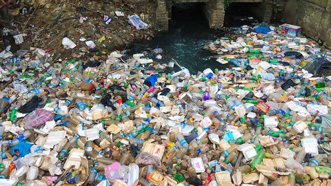 صد میلیون تن پلاستیک در اقیانوس‌ها شناور است