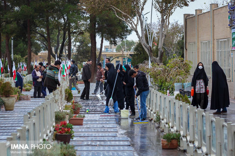غبارروبی مزار شهدا به مناسبت روز اصفهان