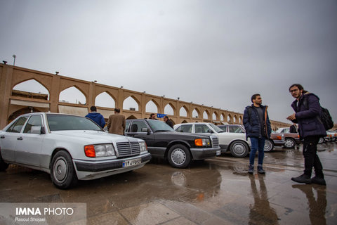 نمایش خودرو های کلاسیک در میدان امام علی (ع)